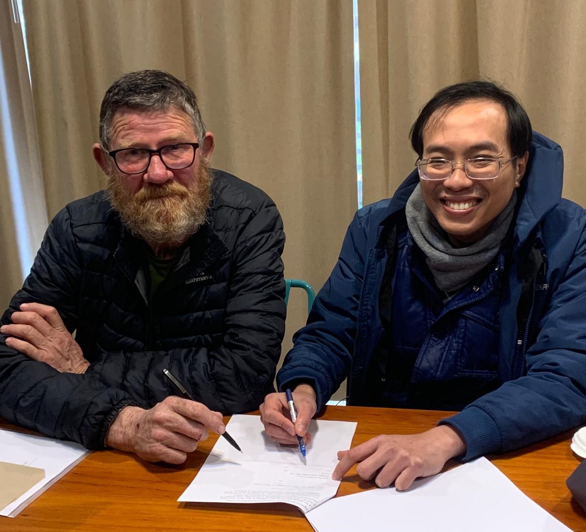 Paul Job (Mee's Sushi) and Phi Vu Tran (Bridgin Automation) signing the MOU